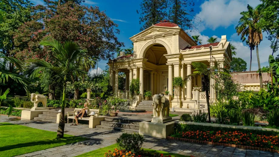 Royal villa with car and garden slide-8